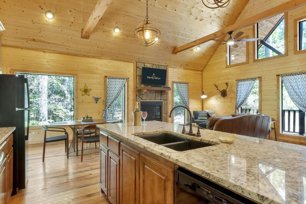 Quittin Time: Secluded Cabin Retreat with Hot Tub and Luxury Bath Broken Bow Exterior photo